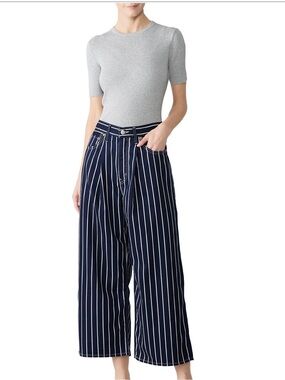 LEVI’S Navy and White Striped Ribcage Pleated Crop Jeans NWOT